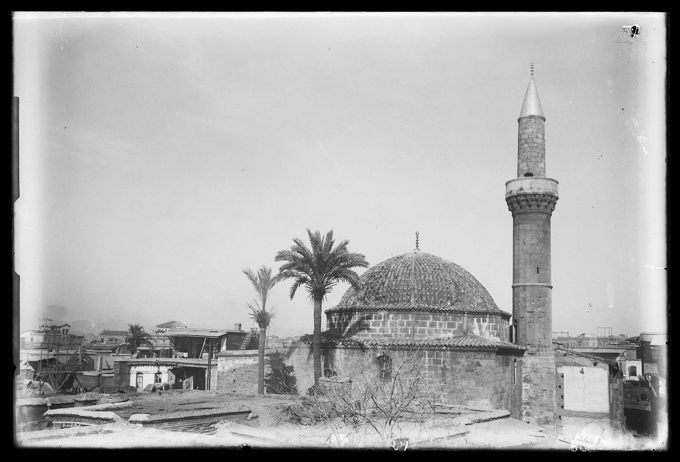 Vue d'ensemble d'une mosquée non identifiée, non loin de la côte